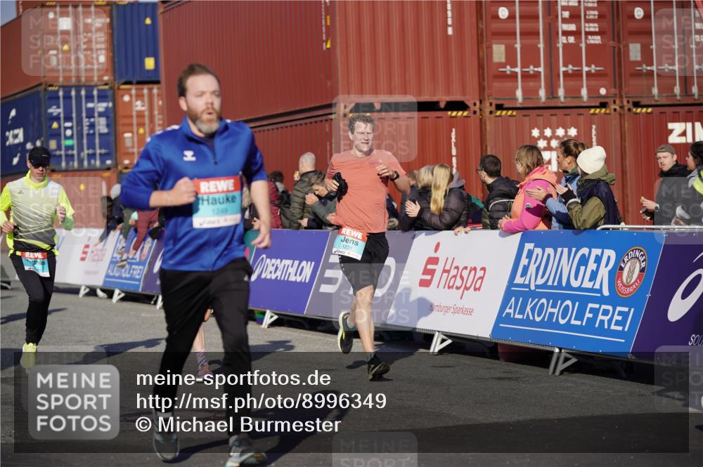 03.10.2025 - Köhlbrandbrückenlauf Michael Burmester http://msf.ph/oto/8996349 03.10.2025 09:59:18 Ziel 1067, 1075, 1197, 1231, 1249, 1269, 1398, 1411, 1432, 1639, 2948, 2985, 2989, 3340, 3514, 3525 meine-sportfotos.de