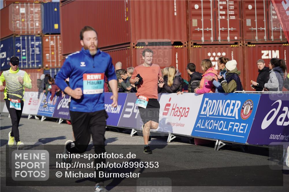 03.10.2025 - Köhlbrandbrückenlauf Michael Burmester http://msf.ph/oto/8996353 03.10.2025 09:59:18 Ziel 1067, 1075, 1197, 1231, 1249, 1269, 1398, 1411, 1432, 1639, 2948, 2985, 2989, 3340, 3514, 3525 meine-sportfotos.de