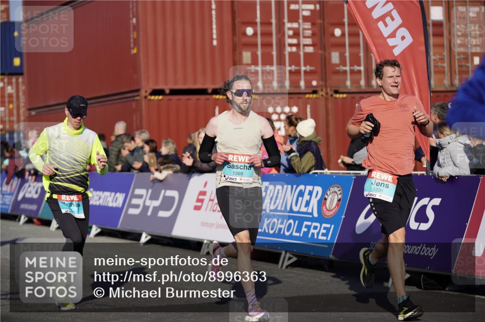 03.10.2025 - Köhlbrandbrückenlauf Michael Burmester http://msf.ph/oto/8996363 03.10.2025 09:59:19 Ziel 1067, 1075, 1087, 1197, 1231, 1249, 1269, 1398, 1411, 1432, 1639, 2985, 2989, 3340, 3514, 3525 meine-sportfotos.de
