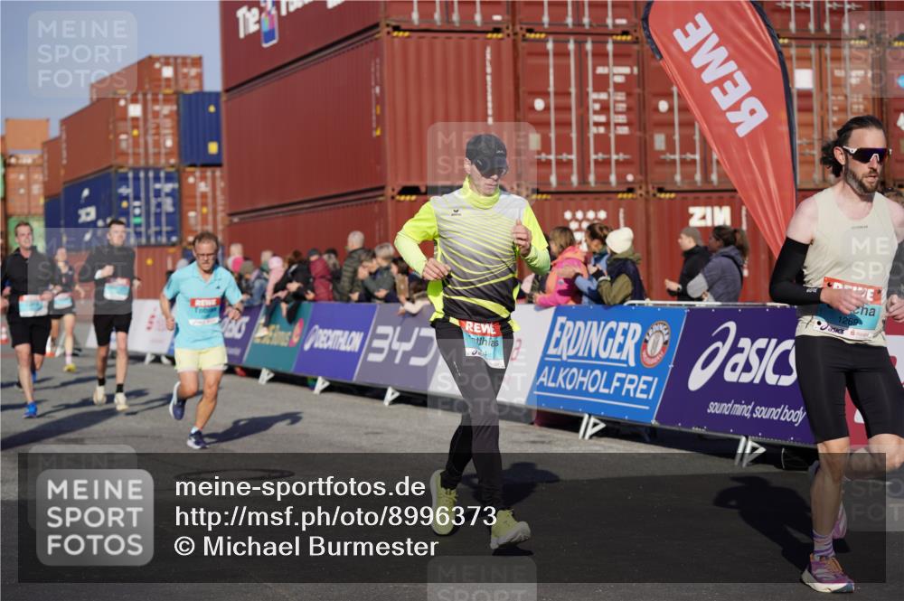 03.10.2025 - Köhlbrandbrückenlauf Michael Burmester http://msf.ph/oto/8996373 03.10.2025 09:59:20 Ziel 1067, 1075, 1087, 1197, 1231, 1249, 1269, 1398, 1411, 1432, 1639, 2985, 2989, 3340, 3514, 3525 meine-sportfotos.de