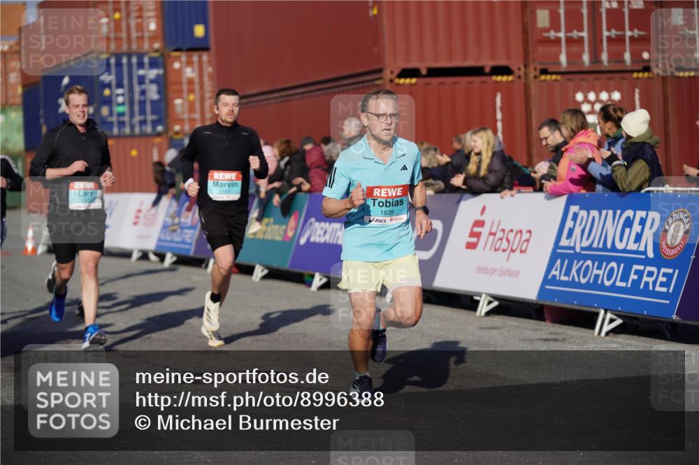 03.10.2025 - Köhlbrandbrückenlauf Michael Burmester http://msf.ph/oto/8996388 03.10.2025 09:59:21 Ziel 1067, 1075, 1087, 1197, 1231, 1249, 1269, 1398, 1411, 1432, 1639, 2985, 2989, 3514, 3525 meine-sportfotos.de