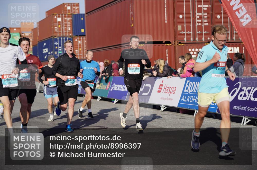 03.10.2025 - Köhlbrandbrückenlauf Michael Burmester http://msf.ph/oto/8996397 03.10.2025 09:59:22 Ziel 1067, 1075, 1087, 1197, 1231, 1249, 1269, 1398, 1411, 1432, 1639, 2985, 2989, 3514, 3525 meine-sportfotos.de