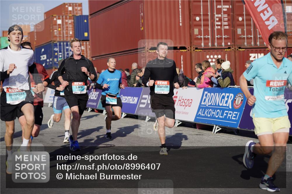 03.10.2025 - Köhlbrandbrückenlauf Michael Burmester http://msf.ph/oto/8996407 03.10.2025 09:59:22 Ziel 1067, 1075, 1087, 1197, 1231, 1249, 1269, 1398, 1411, 1432, 1639, 2985, 2989, 3514, 3525 meine-sportfotos.de