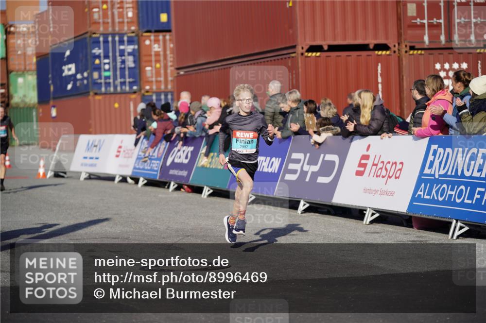 03.10.2025 - Köhlbrandbrückenlauf Michael Burmester http://msf.ph/oto/8996469 03.10.2025 09:59:27 Ziel 1067, 1075, 1077, 1087, 1197, 1432, 1639, 2788, 2985, 2989, 2997, 3718 meine-sportfotos.de