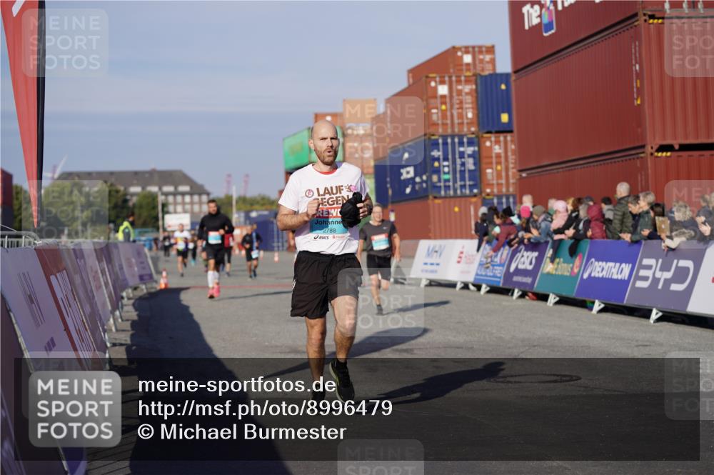 03.10.2025 - Köhlbrandbrückenlauf Michael Burmester http://msf.ph/oto/8996479 03.10.2025 09:59:28 Ziel 1067, 1075, 1077, 1087, 1197, 1432, 1639, 2788, 2985, 2989, 2997, 3087, 3718 meine-sportfotos.de