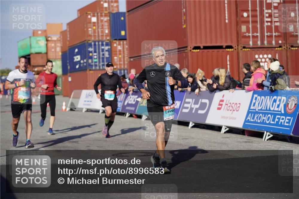 03.10.2025 - Köhlbrandbrückenlauf Michael Burmester http://msf.ph/oto/8996583 03.10.2025 09:59:37 Ziel 1077, 1158, 1248, 2709, 2710, 3087, 3464, 3718 meine-sportfotos.de