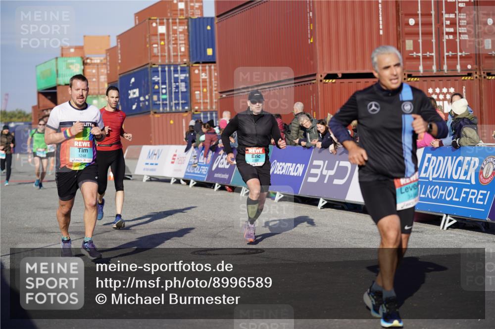 03.10.2025 - Köhlbrandbrückenlauf Michael Burmester http://msf.ph/oto/8996589 03.10.2025 09:59:38 Ziel 1077, 1158, 1248, 2709, 2710, 2959, 3087, 3464, 3718 meine-sportfotos.de