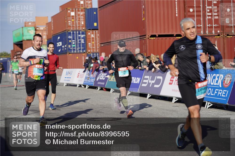 03.10.2025 - Köhlbrandbrückenlauf Michael Burmester http://msf.ph/oto/8996595 03.10.2025 09:59:38 Ziel 1077, 1158, 1248, 2709, 2710, 2959, 3087, 3464, 3718 meine-sportfotos.de