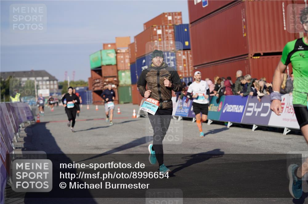 03.10.2025 - Köhlbrandbrückenlauf Michael Burmester http://msf.ph/oto/8996654 03.10.2025 09:59:44 Ziel 1158, 1248, 1297, 2697, 2709, 2710, 2884, 2959, 3137 meine-sportfotos.de