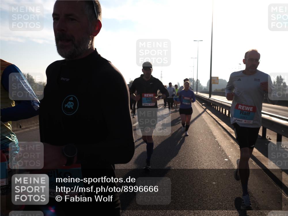 03.10.2025 - Köhlbrandbrückenlauf Fabian Wolf http://msf.ph/oto/8996666 03.10.2025 09:13:13 Position 3 2001, 3269, 3267 meine-sportfotos.de