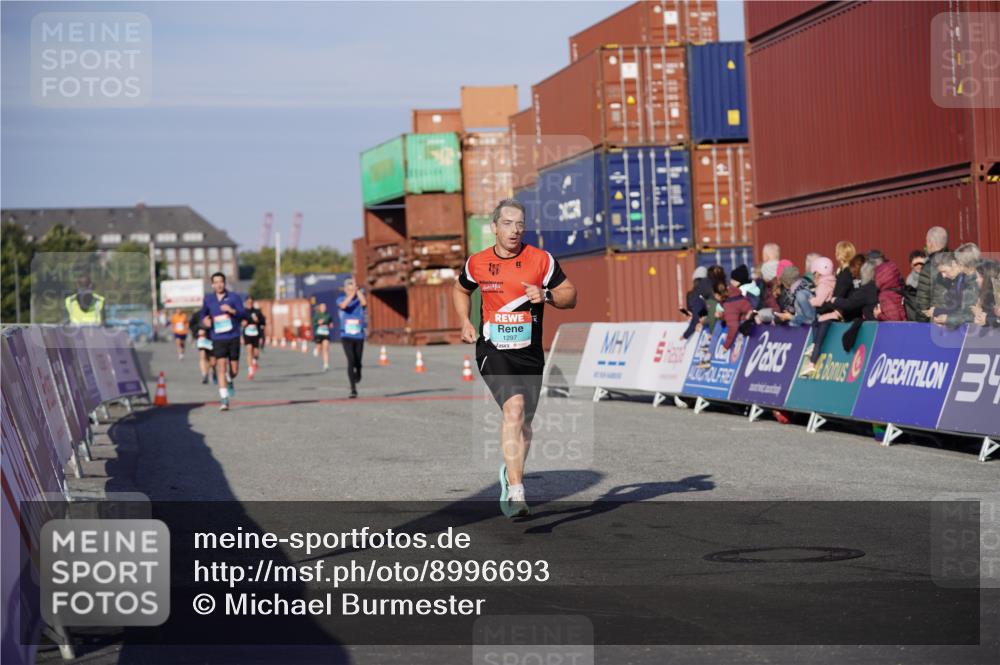 03.10.2025 - Köhlbrandbrückenlauf Michael Burmester http://msf.ph/oto/8996693 03.10.2025 09:59:49 Ziel 1297, 2697, 2710, 2884, 2959, 3137 meine-sportfotos.de