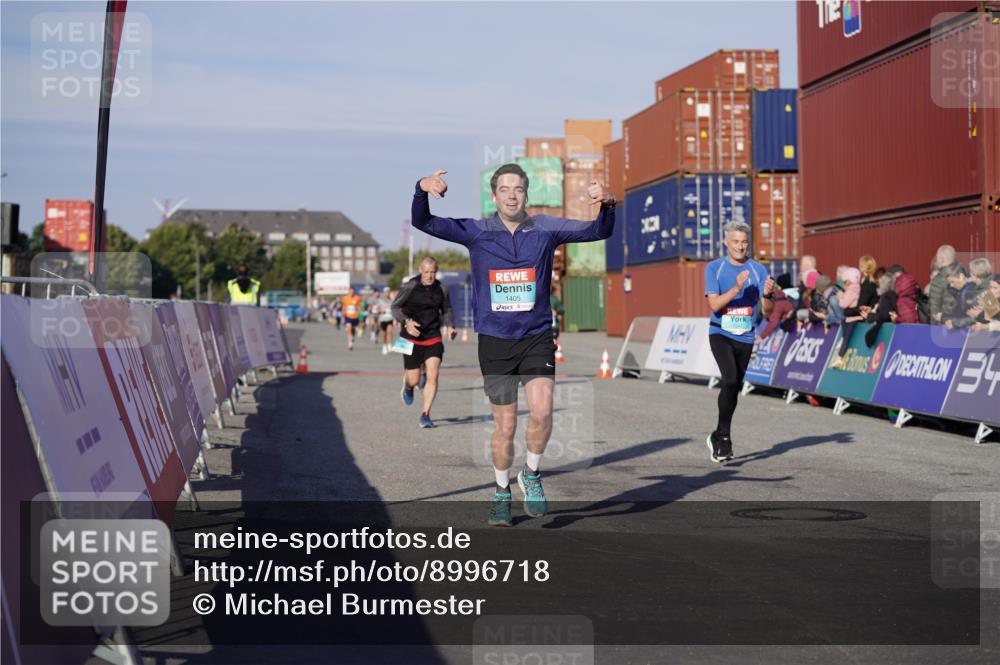 03.10.2025 - Köhlbrandbrückenlauf Michael Burmester http://msf.ph/oto/8996718 03.10.2025 09:59:55 Ziel 1084, 1247, 1297, 1298, 1405, 3137, 3378 meine-sportfotos.de