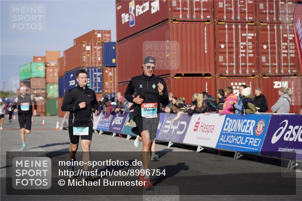 03.10.2025 - Köhlbrandbrückenlauf Michael Burmester http://msf.ph/oto/8996754 03.10.2025 10:00:00 Ziel 1084, 1247, 1298, 1405, 1946, 2777, 3378 meine-sportfotos.de