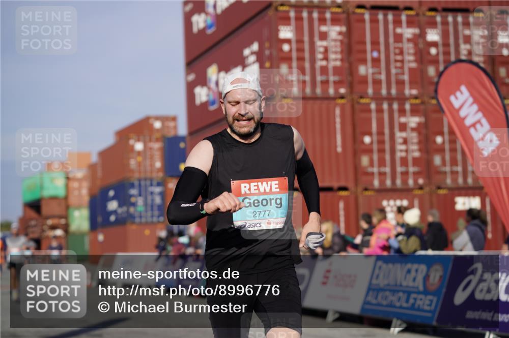 03.10.2025 - Köhlbrandbrückenlauf Michael Burmester http://msf.ph/oto/8996776 03.10.2025 10:00:03 Ziel 1071, 1084, 1247, 1298, 1315, 1946, 2777, 3378 meine-sportfotos.de