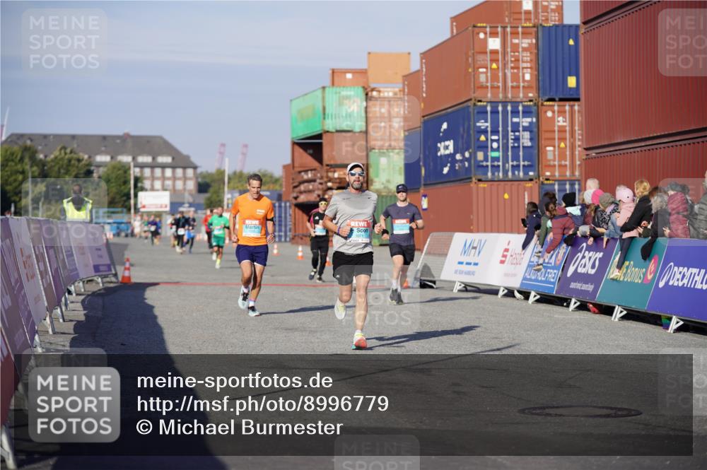 03.10.2025 - Köhlbrandbrückenlauf Michael Burmester http://msf.ph/oto/8996779 03.10.2025 10:00:05 Ziel 1071, 1237, 1298, 1315, 1946, 2777, 3378, 3820 meine-sportfotos.de