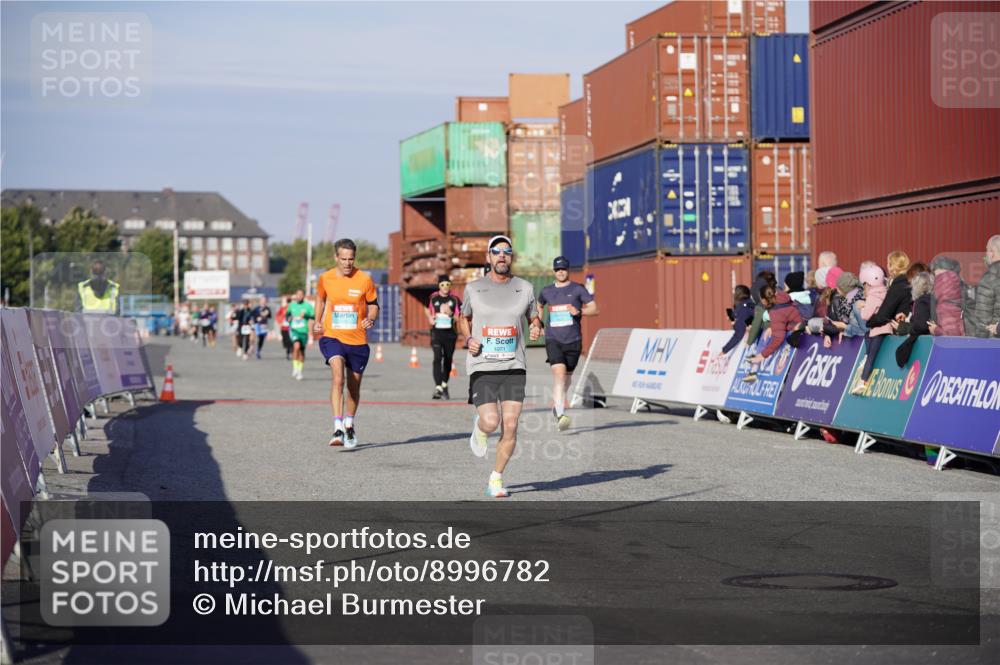 03.10.2025 - Köhlbrandbrückenlauf Michael Burmester http://msf.ph/oto/8996782 03.10.2025 10:00:05 Ziel 1071, 1237, 1298, 1315, 1946, 2777, 3378, 3820 meine-sportfotos.de
