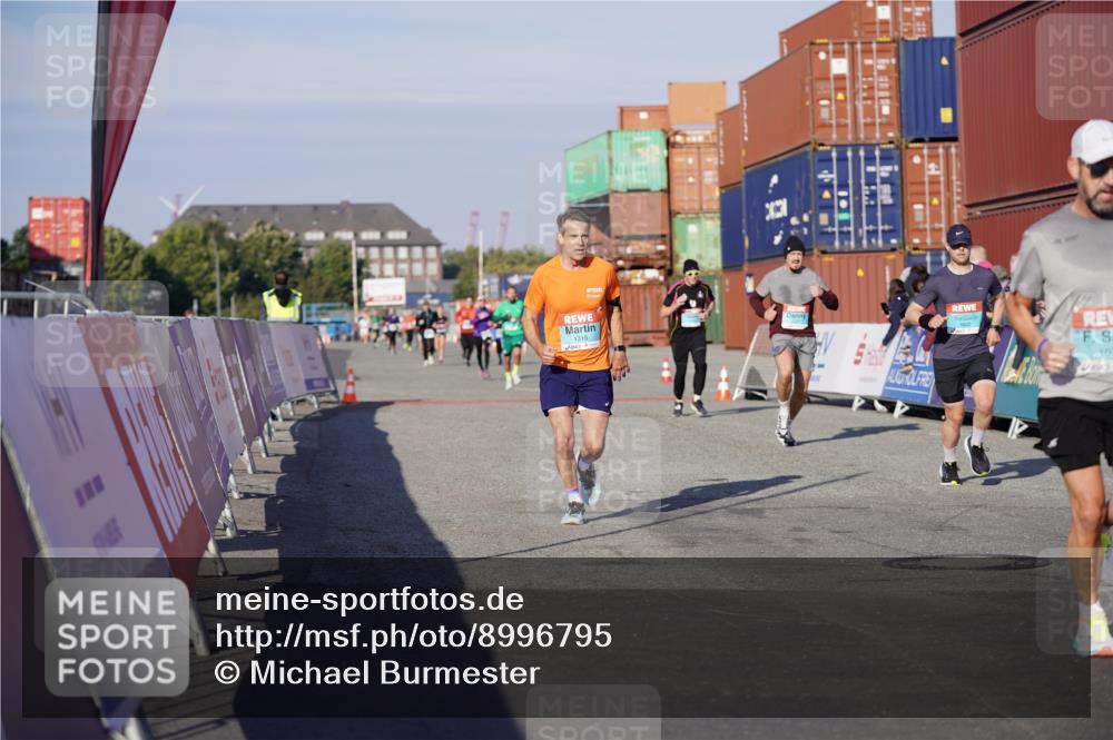 03.10.2025 - Köhlbrandbrückenlauf Michael Burmester http://msf.ph/oto/8996795 03.10.2025 10:00:07 Ziel 1071, 1109, 1237, 1315, 1946, 2777, 3378, 3820 meine-sportfotos.de