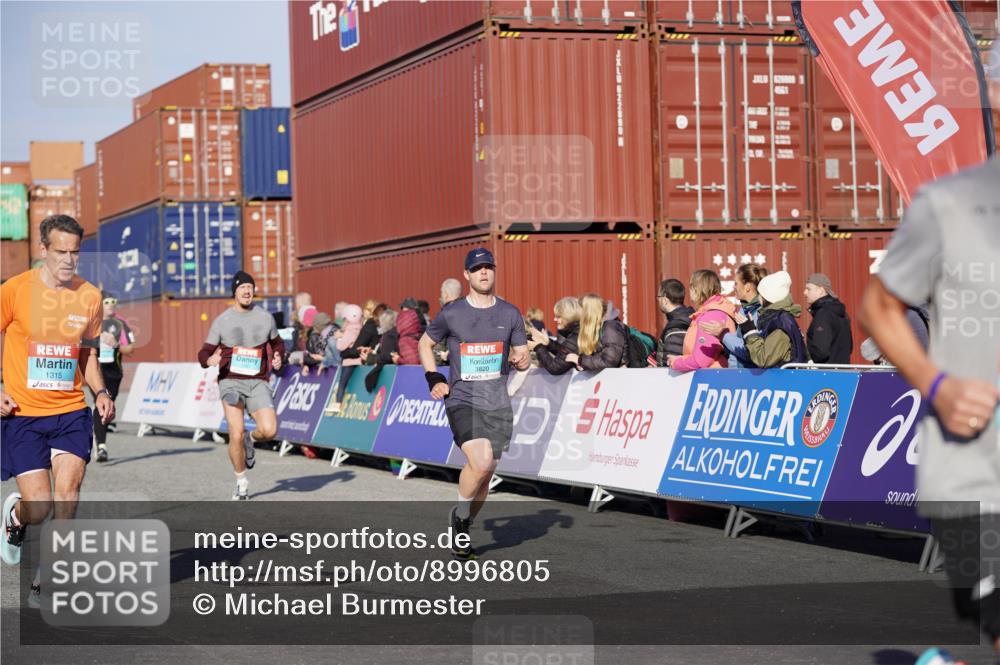 03.10.2025 - Köhlbrandbrückenlauf Michael Burmester http://msf.ph/oto/8996805 03.10.2025 10:00:08 Ziel 1071, 1109, 1237, 1315, 1946, 2777, 3820 meine-sportfotos.de