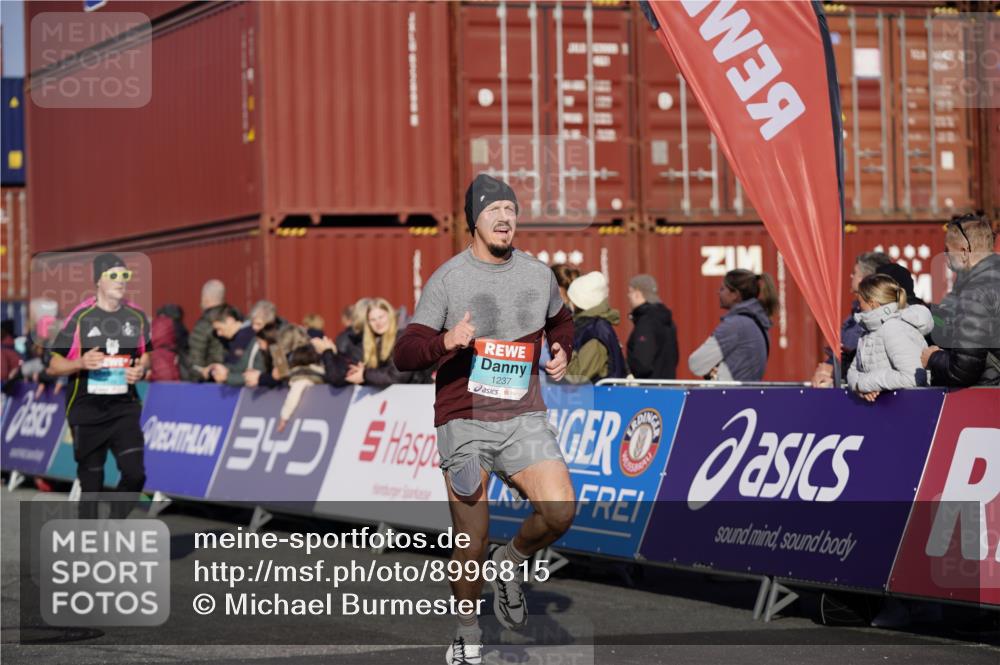 03.10.2025 - Köhlbrandbrückenlauf Michael Burmester http://msf.ph/oto/8996815 03.10.2025 10:00:10 Ziel 1071, 1109, 1237, 1315, 2777, 3820 meine-sportfotos.de