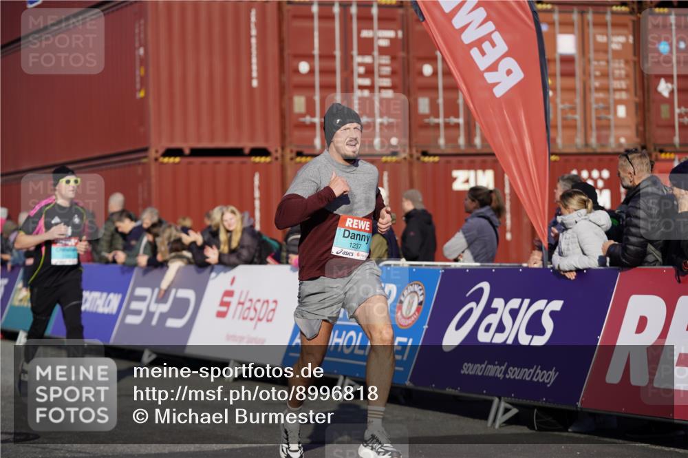 03.10.2025 - Köhlbrandbrückenlauf Michael Burmester http://msf.ph/oto/8996818 03.10.2025 10:00:11 Ziel 1071, 1109, 1237, 1315, 3041, 3820 meine-sportfotos.de