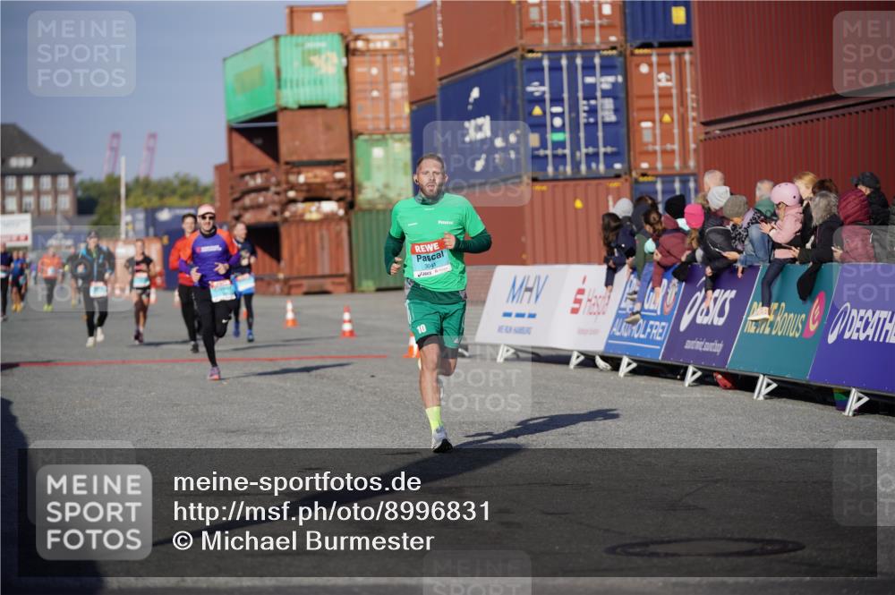 03.10.2025 - Köhlbrandbrückenlauf Michael Burmester http://msf.ph/oto/8996831 03.10.2025 10:00:14 Ziel 1071, 1106, 1109, 1237, 1315, 3041, 3820 meine-sportfotos.de