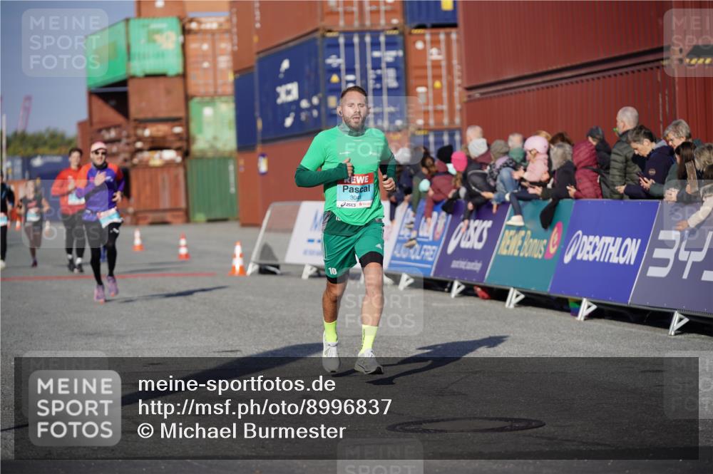 03.10.2025 - Köhlbrandbrückenlauf Michael Burmester http://msf.ph/oto/8996837 03.10.2025 10:00:14 Ziel 1071, 1106, 1109, 1237, 1315, 3041, 3820 meine-sportfotos.de