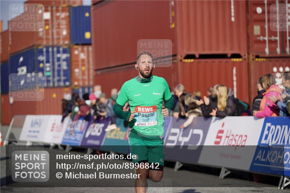 03.10.2025 - Köhlbrandbrückenlauf Michael Burmester http://msf.ph/oto/8996842 03.10.2025 10:00:16 Ziel 1106, 1109, 1118, 1237, 3041, 3820 meine-sportfotos.de