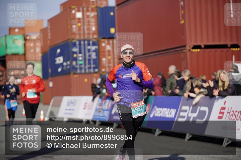 03.10.2025 - Köhlbrandbrückenlauf Michael Burmester http://msf.ph/oto/8996854 03.10.2025 10:00:19 Ziel 1018, 1106, 1109, 1118, 1175, 1262, 3041 meine-sportfotos.de