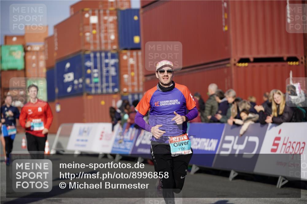 03.10.2025 - Köhlbrandbrückenlauf Michael Burmester http://msf.ph/oto/8996858 03.10.2025 10:00:19 Ziel 1018, 1106, 1109, 1118, 1175, 1262, 3041 meine-sportfotos.de