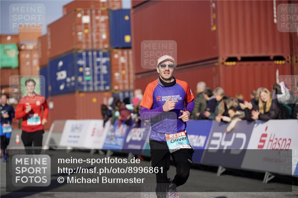 03.10.2025 - Köhlbrandbrückenlauf Michael Burmester http://msf.ph/oto/8996861 03.10.2025 10:00:19 Ziel 1018, 1106, 1109, 1118, 1175, 1262, 3041 meine-sportfotos.de