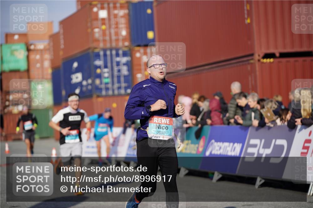 03.10.2025 - Köhlbrandbrückenlauf Michael Burmester http://msf.ph/oto/8996917 03.10.2025 10:00:27 Ziel 1018, 1118, 1175, 1262, 2880, 3317, 3650 meine-sportfotos.de