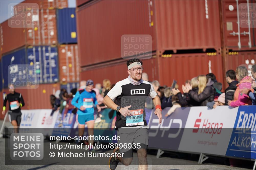 03.10.2025 - Köhlbrandbrückenlauf Michael Burmester http://msf.ph/oto/8996935 03.10.2025 10:00:29 Ziel 1018, 1175, 1262, 2712, 2796, 2880, 3317, 3650, 3719 meine-sportfotos.de