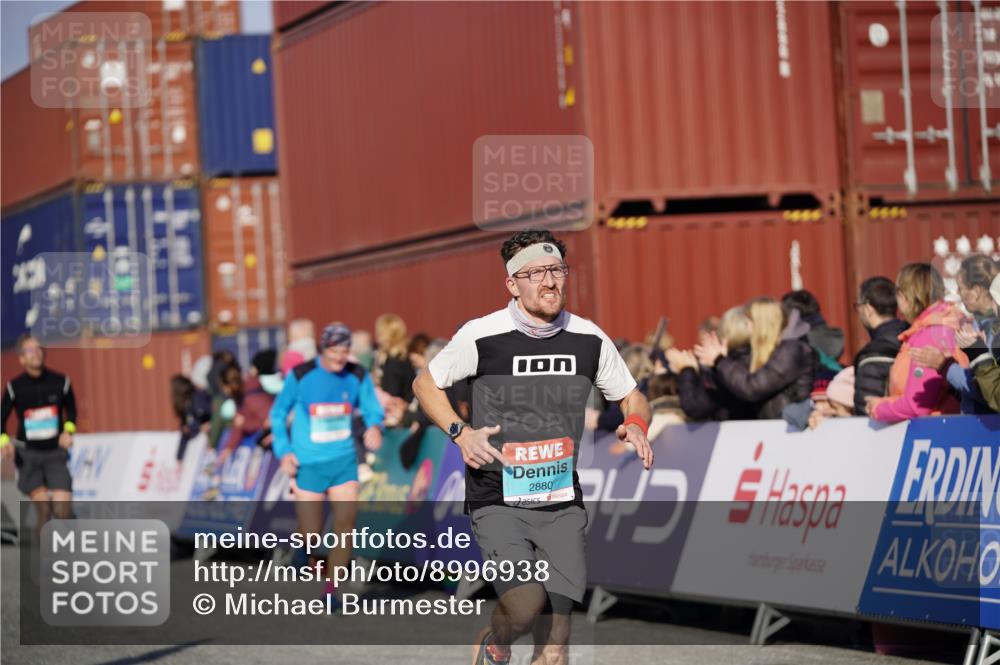 03.10.2025 - Köhlbrandbrückenlauf Michael Burmester http://msf.ph/oto/8996938 03.10.2025 10:00:29 Ziel 1018, 1175, 1262, 2712, 2796, 2880, 3317, 3650, 3719 meine-sportfotos.de