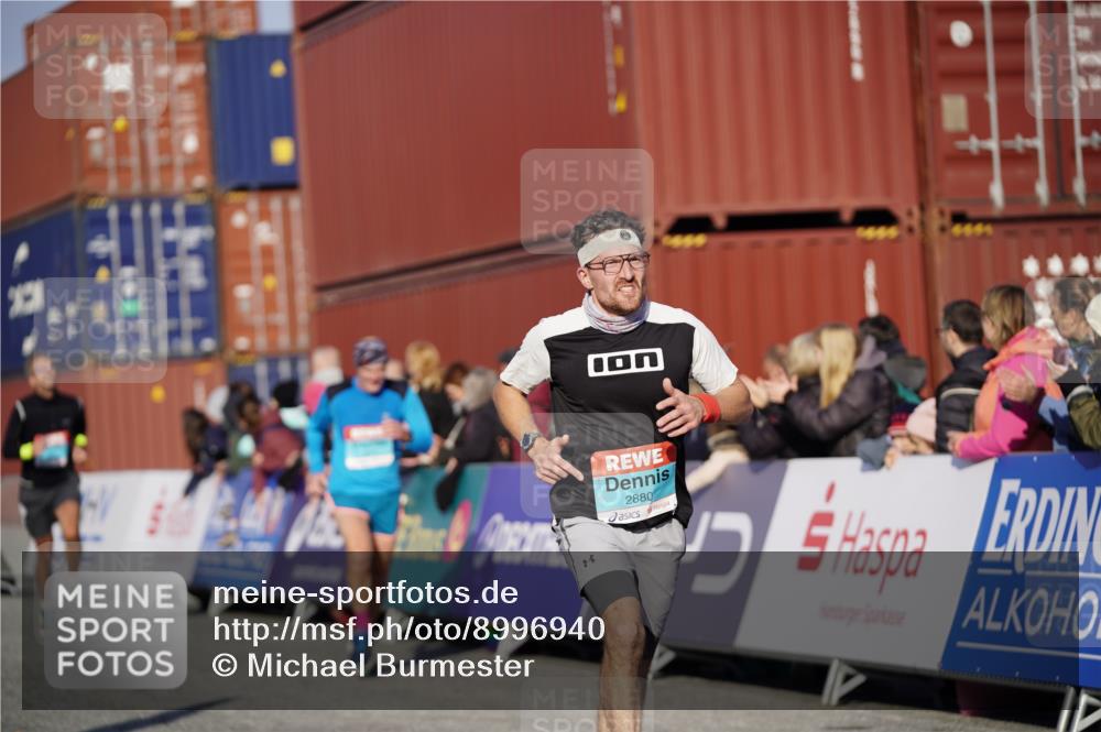 03.10.2025 - Köhlbrandbrückenlauf Michael Burmester http://msf.ph/oto/8996940 03.10.2025 10:00:29 Ziel 1018, 1175, 1262, 2712, 2796, 2880, 3317, 3650, 3719 meine-sportfotos.de