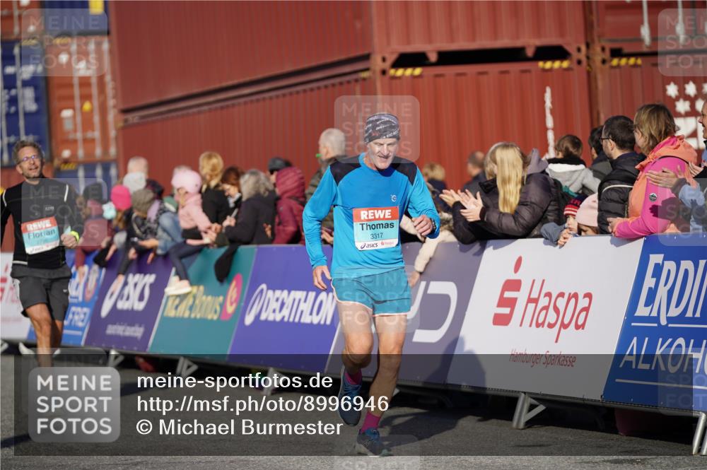 03.10.2025 - Köhlbrandbrückenlauf Michael Burmester http://msf.ph/oto/8996946 03.10.2025 10:00:31 Ziel 2712, 2796, 2880, 3317, 3650, 3658, 3719 meine-sportfotos.de