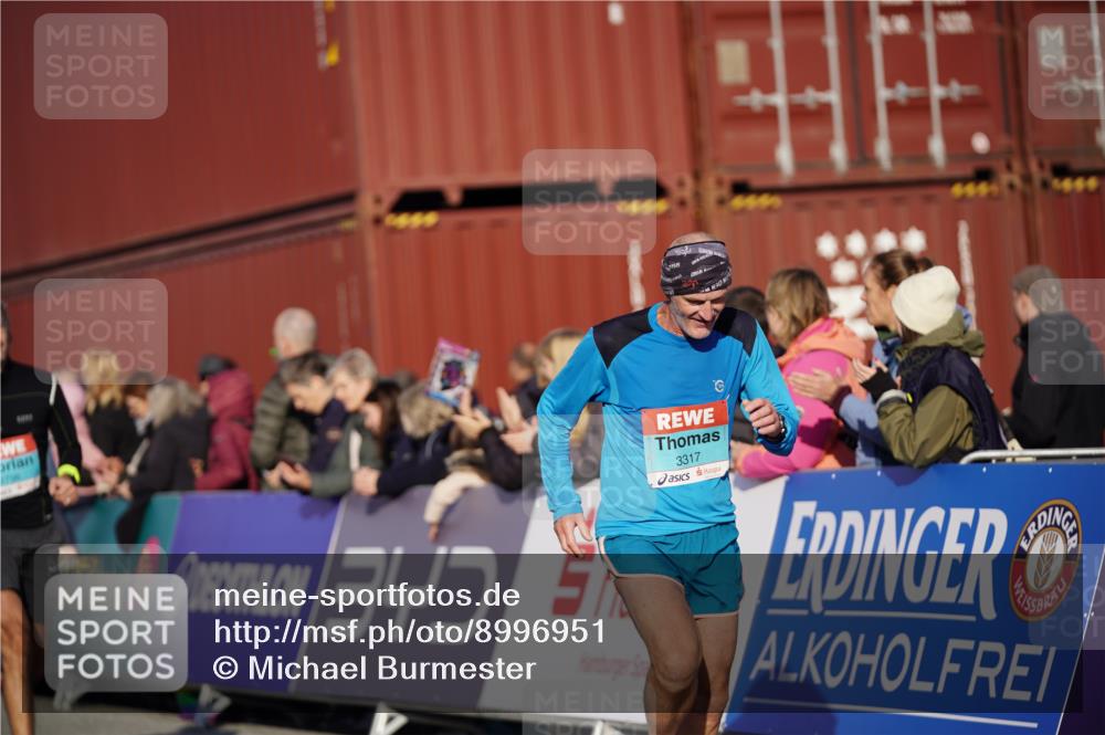 03.10.2025 - Köhlbrandbrückenlauf Michael Burmester http://msf.ph/oto/8996951 03.10.2025 10:00:32 Ziel 2712, 2796, 2880, 3317, 3650, 3658, 3719 meine-sportfotos.de