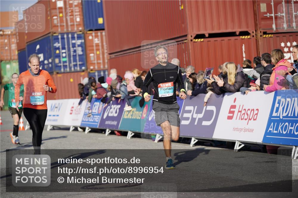 03.10.2025 - Köhlbrandbrückenlauf Michael Burmester http://msf.ph/oto/8996954 03.10.2025 10:00:32 Ziel 2712, 2796, 2880, 3317, 3650, 3658, 3719 meine-sportfotos.de