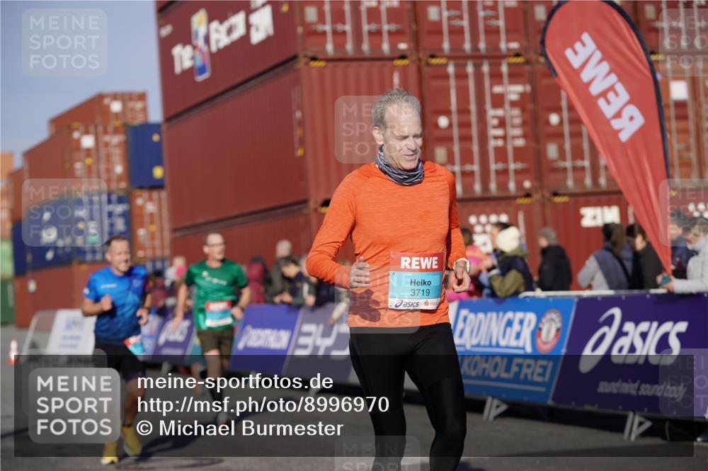 03.10.2025 - Köhlbrandbrückenlauf Michael Burmester http://msf.ph/oto/8996970 03.10.2025 10:00:35 Ziel 1330, 2712, 2796, 2880, 3307, 3317, 3342, 3658, 3719 meine-sportfotos.de