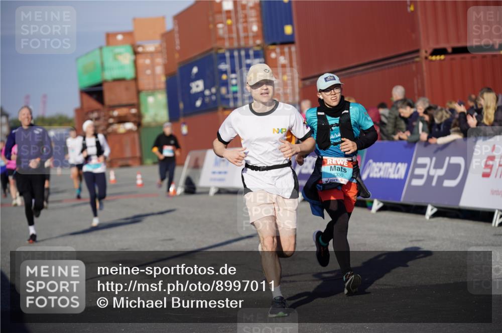 03.10.2025 - Köhlbrandbrückenlauf Michael Burmester http://msf.ph/oto/8997011 03.10.2025 10:00:41 Ziel 1082, 1330, 1553, 2712, 3307, 3342, 3651, 3658 meine-sportfotos.de