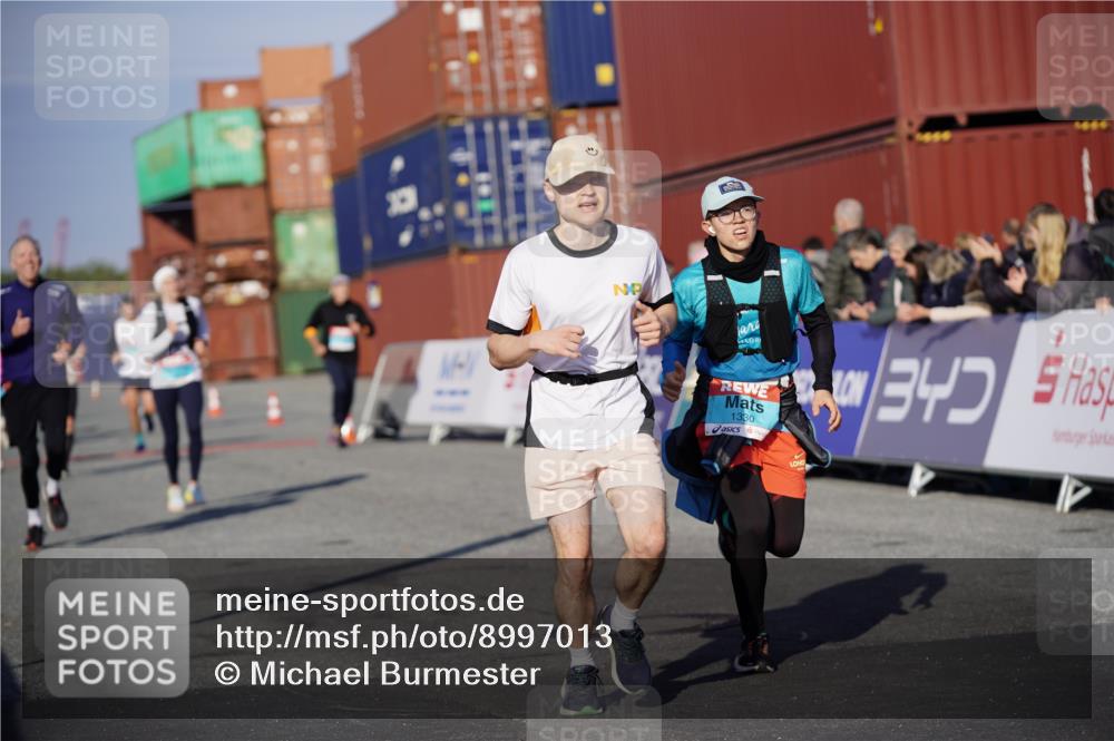 03.10.2025 - Köhlbrandbrückenlauf Michael Burmester http://msf.ph/oto/8997013 03.10.2025 10:00:41 Ziel 1082, 1330, 1553, 2712, 3307, 3342, 3651, 3658 meine-sportfotos.de
