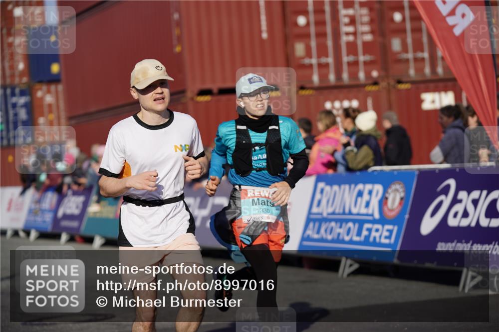 03.10.2025 - Köhlbrandbrückenlauf Michael Burmester http://msf.ph/oto/8997016 03.10.2025 10:00:42 Ziel 1082, 1133, 1330, 1553, 1826, 3307, 3342, 3651, 3658 meine-sportfotos.de