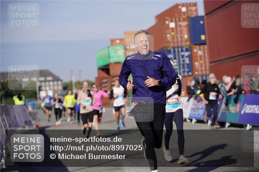 03.10.2025 - Köhlbrandbrückenlauf Michael Burmester http://msf.ph/oto/8997025 03.10.2025 10:00:44 Ziel 1082, 1133, 1330, 1553, 1826, 3307, 3342, 3343, 3651 meine-sportfotos.de