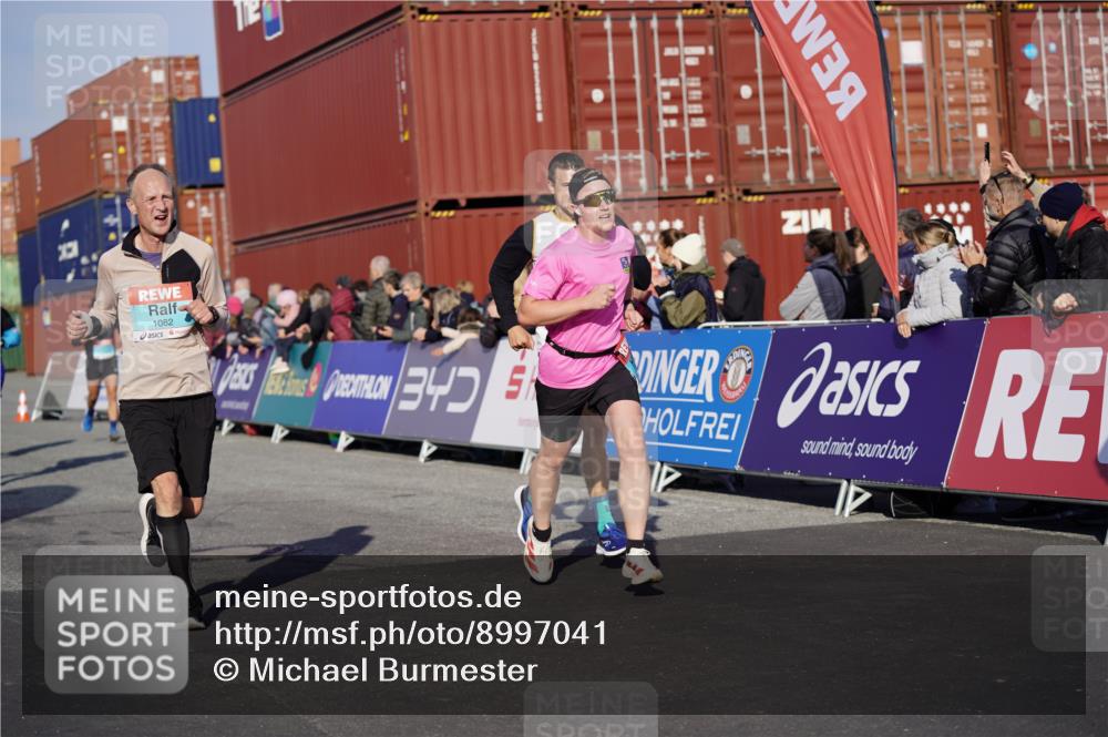 03.10.2025 - Köhlbrandbrückenlauf Michael Burmester http://msf.ph/oto/8997041 03.10.2025 10:00:47 Ziel 1058, 1082, 1133, 1168, 1330, 1468, 1553, 1826, 3342, 3343, 3594, 3651, 3790, 3794 meine-sportfotos.de