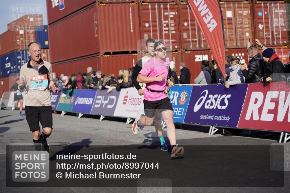 03.10.2025 - Köhlbrandbrückenlauf Michael Burmester http://msf.ph/oto/8997044 03.10.2025 10:00:48 Ziel 1058, 1082, 1133, 1168, 1468, 1553, 1826, 2947, 3343, 3594, 3651, 3790, 3794 meine-sportfotos.de