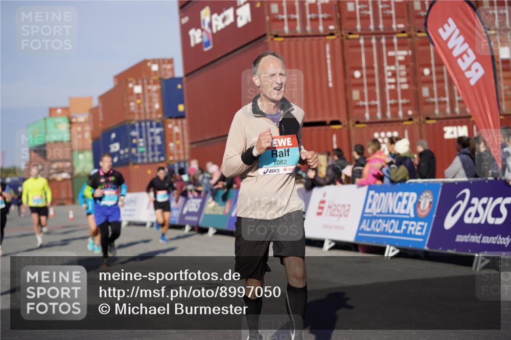 03.10.2025 - Köhlbrandbrückenlauf Michael Burmester http://msf.ph/oto/8997050 03.10.2025 10:00:48 Ziel 1058, 1082, 1133, 1168, 1468, 1553, 1826, 2947, 3343, 3594, 3651, 3790, 3794 meine-sportfotos.de