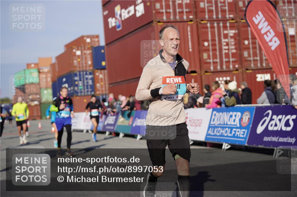 03.10.2025 - Köhlbrandbrückenlauf Michael Burmester http://msf.ph/oto/8997053 03.10.2025 10:00:48 Ziel 1058, 1082, 1133, 1168, 1468, 1553, 1826, 2947, 3343, 3594, 3651, 3790, 3794 meine-sportfotos.de