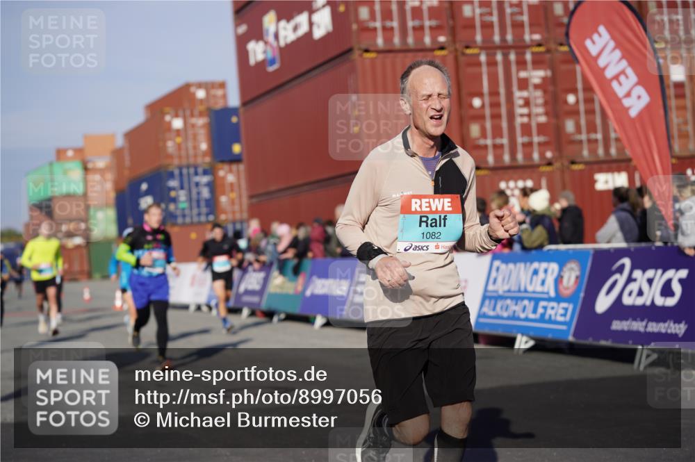 03.10.2025 - Köhlbrandbrückenlauf Michael Burmester http://msf.ph/oto/8997056 03.10.2025 10:00:49 Ziel 1058, 1082, 1133, 1168, 1468, 1553, 1826, 2947, 3343, 3594, 3651, 3775, 3790, 3794 meine-sportfotos.de