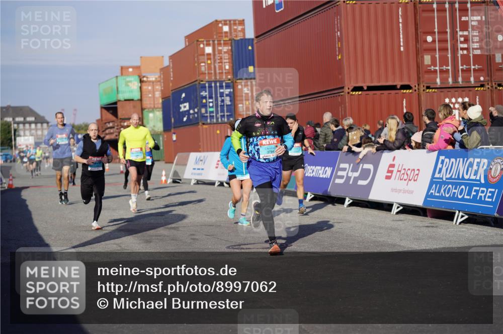 03.10.2025 - Köhlbrandbrückenlauf Michael Burmester http://msf.ph/oto/8997062 03.10.2025 10:00:50 Ziel 1058, 1082, 1133, 1168, 1468, 1553, 1826, 2947, 3343, 3594, 3651, 3775, 3790, 3794 meine-sportfotos.de