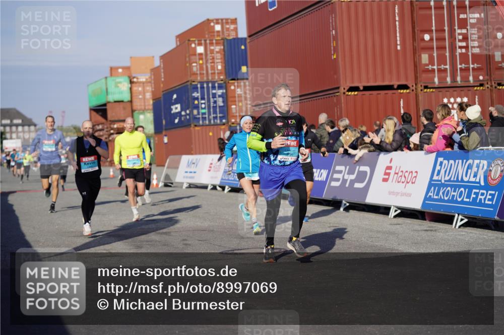 03.10.2025 - Köhlbrandbrückenlauf Michael Burmester http://msf.ph/oto/8997069 03.10.2025 10:00:50 Ziel 1058, 1082, 1133, 1168, 1468, 1553, 1826, 2947, 3343, 3594, 3651, 3775, 3790, 3794 meine-sportfotos.de