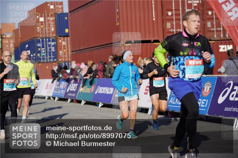 03.10.2025 - Köhlbrandbrückenlauf Michael Burmester http://msf.ph/oto/8997075 03.10.2025 10:00:51 Ziel 1058, 1082, 1133, 1168, 1468, 1553, 1826, 2587, 2947, 3343, 3594, 3775, 3790, 3794 meine-sportfotos.de